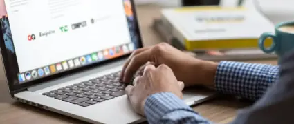 Computadora que muestra actividades de marketing conjuntas que brindan recursos para vender más esquemas de denuncia de irregularidades